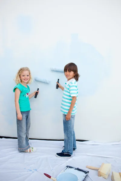 Şirin kardeşleri bir duvar boyama — Stok fotoğraf