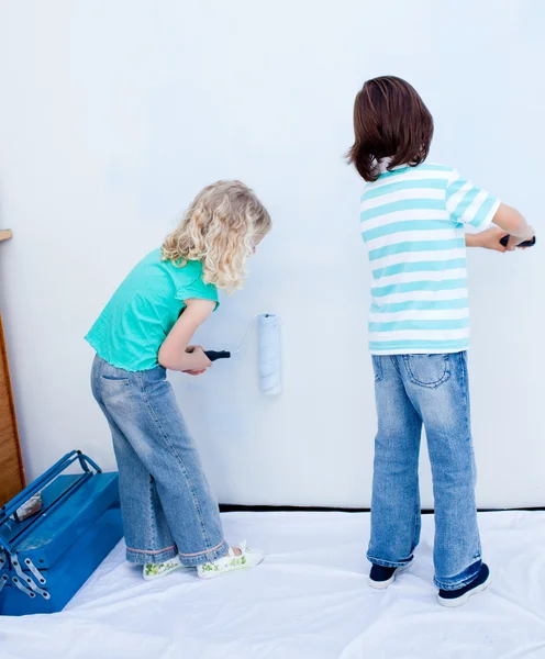 Two loving siblings decorating their house — Stock Photo, Image