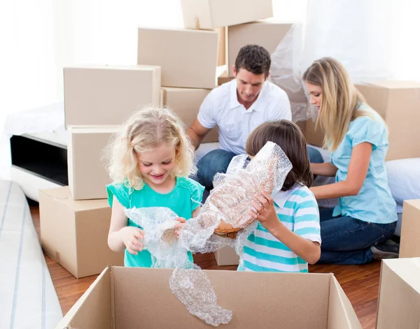 Animated family packing boxes — Stock Photo, Image