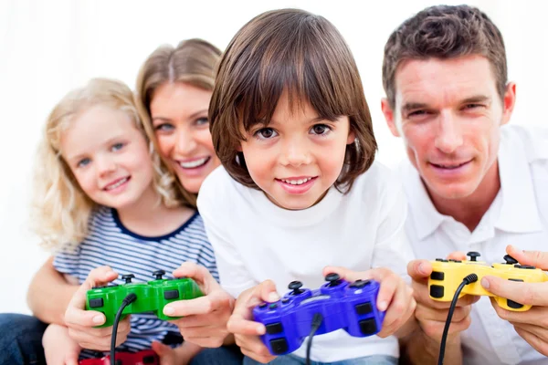 Familia animada jugando videojuego — Foto de Stock