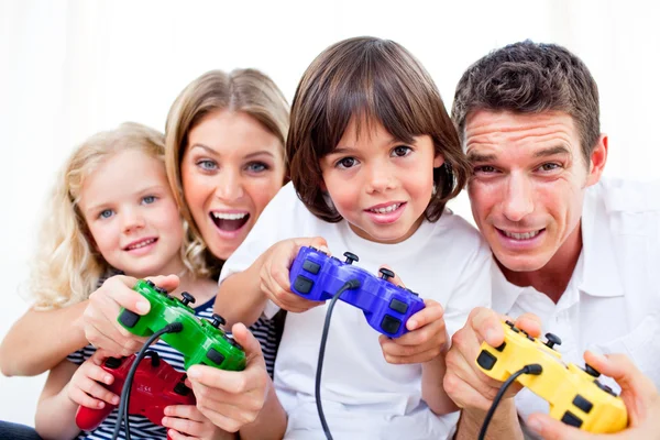 Κινουμένων σχεδίων οικογένεια παίζει βίντεο παιχνίδι — Φωτογραφία Αρχείου