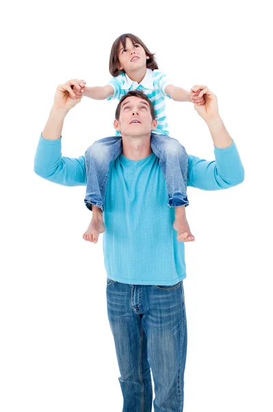 Wesołych małego chłopca, ciesząc się piggyback jazdy z ojcem — Zdjęcie stockowe