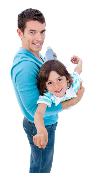 Czarujący dając syna ojciec piggyback jazdy — Zdjęcie stockowe