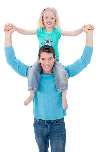 Blond dziewczynka korzystających piggyback jazdy z ojcem — Zdjęcie stockowe