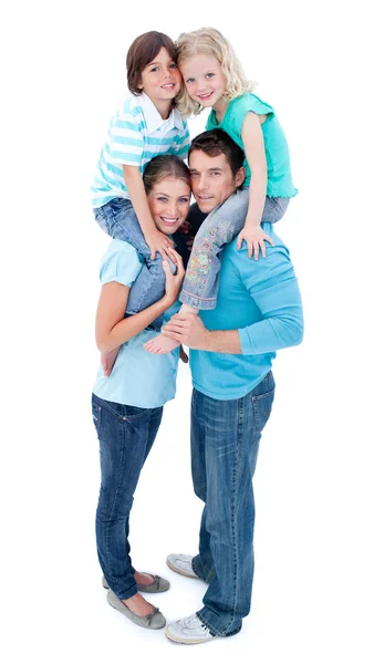 Retrato de família desfrutando de passeio de piggyback — Fotografia de Stock