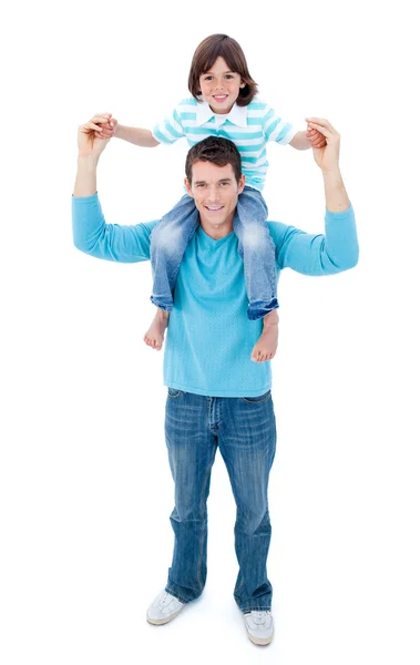 Entusiástico pai dando seu filho passeio de piggyback — Fotografia de Stock