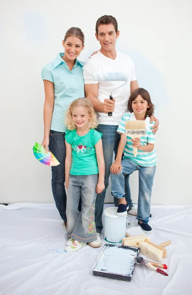 Famille souriante décorant leur maison — Photo