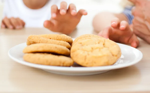 Крупный план детей, принимающих печенье — стоковое фото