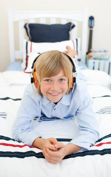 Garçon blond souriant écoutant de la musique — Photo