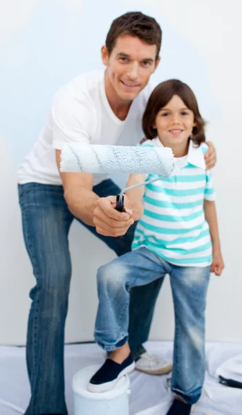Father and his son paiting a room — Stock Photo, Image