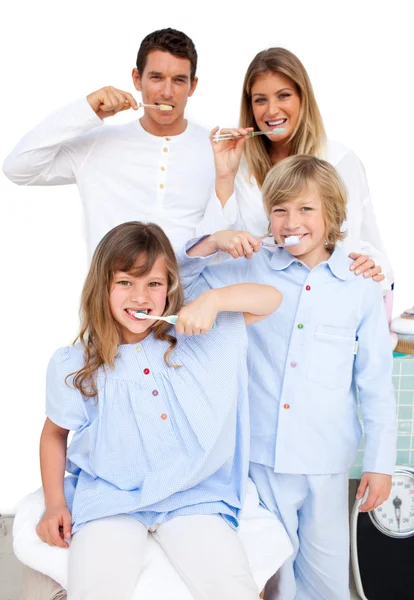 Família alegre escovando os dentes — Fotografia de Stock