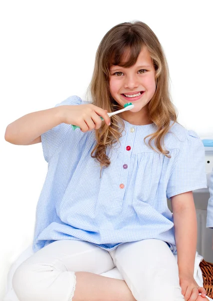 Dişlerini fırçalayan küçük bir kızın portresi. — Stok fotoğraf