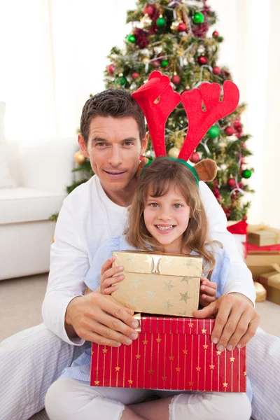 Retrato de un padre y su hija con regalos de Navidad —  Fotos de Stock