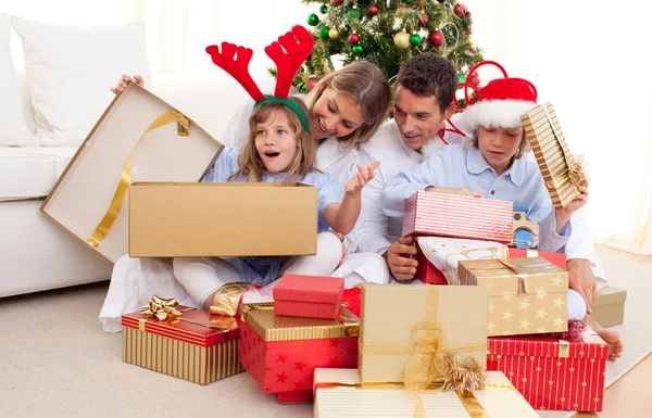 Noel hediyelerini açmak mutlu bir aile portresi — Stok fotoğraf