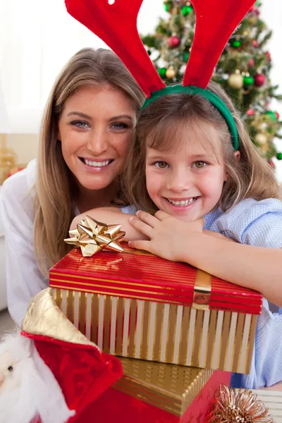 Retrato de una madre y su hija sosteniendo regalos de Navidad — Foto de Stock