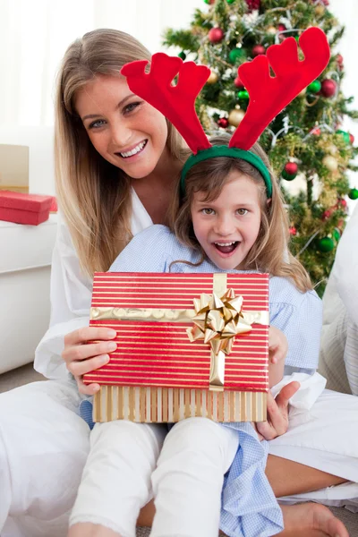 Sonriente madre y su hija abriendo regalos de Navidad — Foto de Stock