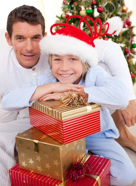 Retrato de un padre y su hijo con regalos de Navidad — Foto de Stock