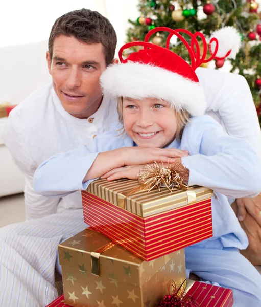 Usměvavý otec a jeho syn drží vánoční dárky — Stock fotografie