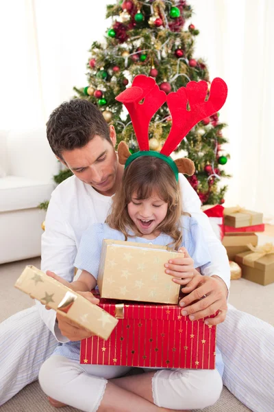 快乐的父亲和他的女儿打开圣诞礼物 — 图库照片