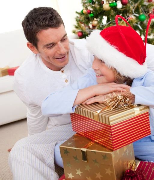 Sorrindo pai e seu filho desembalando presentes de Natal — Fotografia de Stock