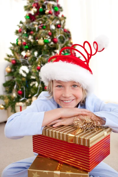 Retrato de um menino sorridente usando um chapéu de Natal — Fotografia de Stock