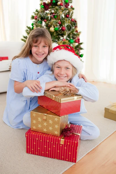 Joyeux frère et sœur tenant des cadeaux de Noël — Photo