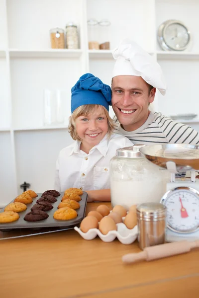 Vater und Sohn präsentieren ihre Muffins — Stockfoto