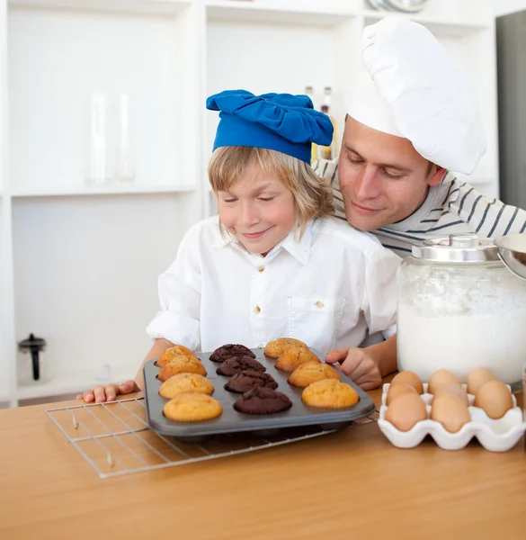 Özenli baba ve oğlu onların muffins sunulması — Stok fotoğraf