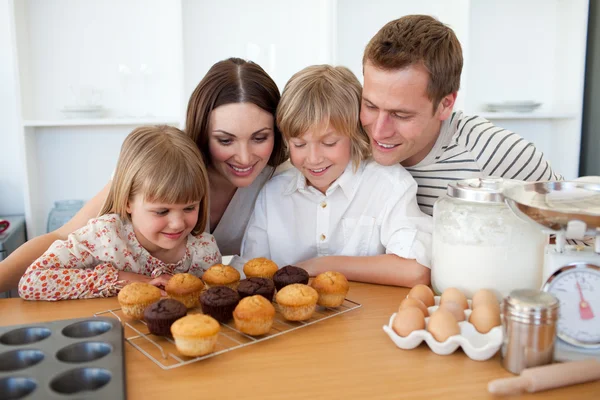 Jolly familie presenteren hun muffins — Stockfoto