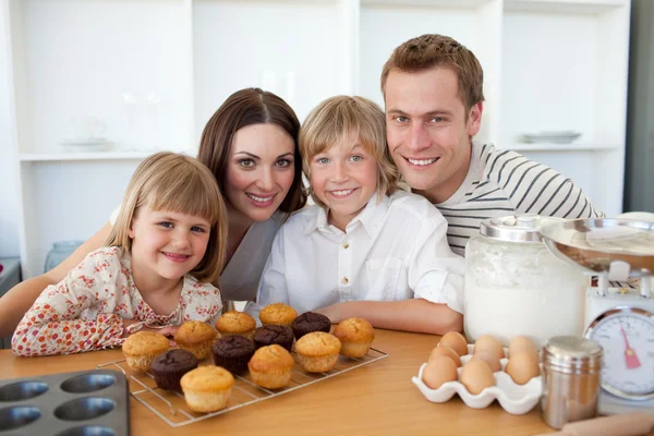 Famiglia felice che presenta i loro muffin — Foto Stock