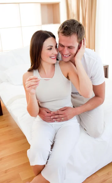 Ζευγάρι ερωτευμένων καθώς ανακαλύπτουν τα αποτελέσματα μιας δοκιμής εγκυμοσύνης — Φωτογραφία Αρχείου
