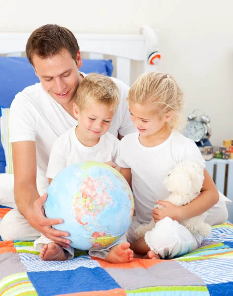 快乐的父亲和他的孩子举行一个 terretrial 地球仪 — 图库照片