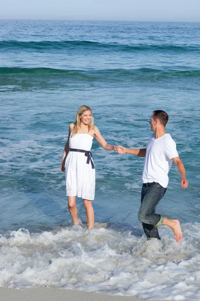 Ρομαντικό ζευγάρι τη διασκέδαση στην παραλία — Φωτογραφία Αρχείου
