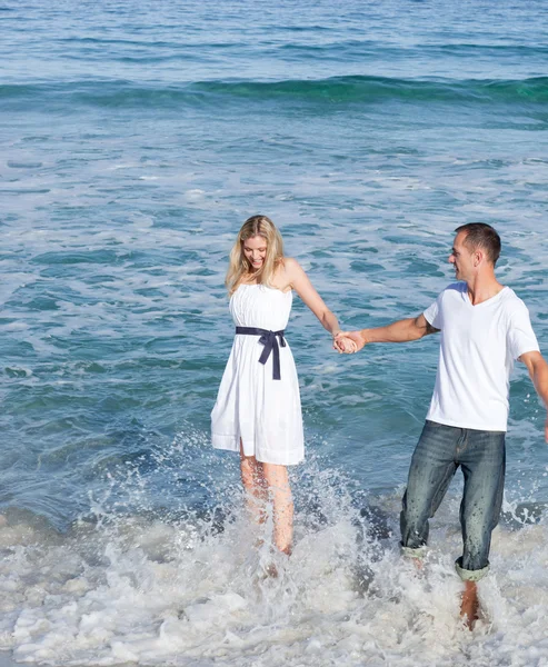 Intimes Paar hat Spaß am Meer — Stockfoto