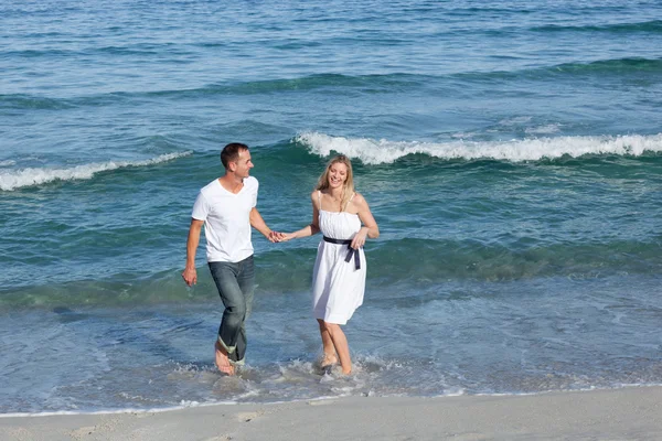 Ρομαντικό ζευγάρι περπατά στην παραλία — Φωτογραφία Αρχείου