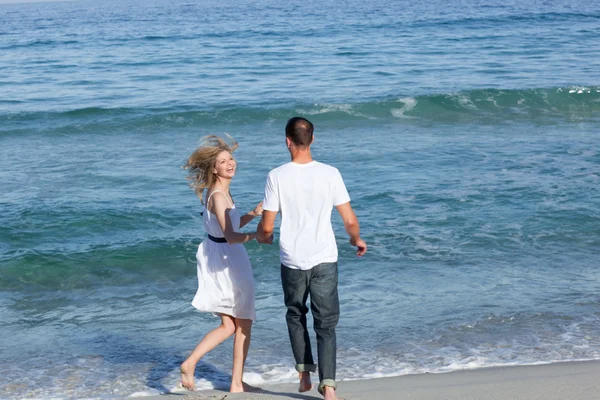 Deniz kenarında eğleniyor güzel aşıklar — Stok fotoğraf