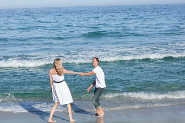 Affettuosa coppia a piedi al mare — Foto Stock