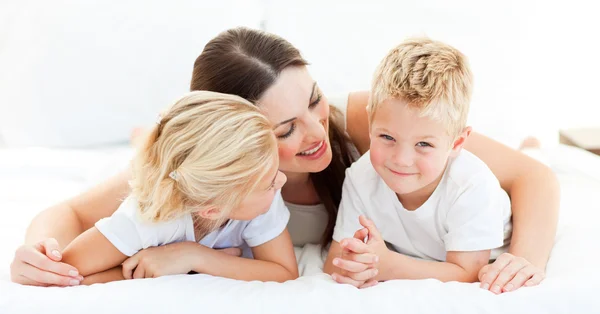 Süßer blonder Junge mit seiner Schwester und seiner Mutter — Stockfoto