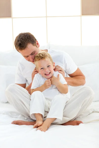 Happy dad and his son playing together — Stock Photo, Image