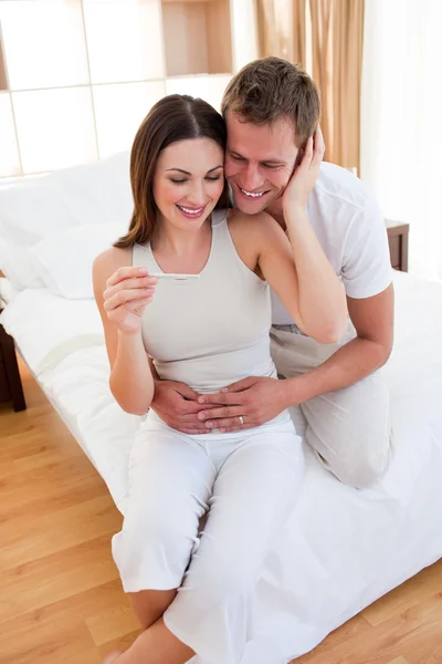 Glückseliges Paar erfährt Ergebnisse eines Schwangerschaftstests — Stockfoto