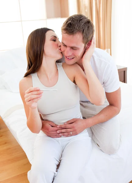 Couple affectueux découvrir les résultats d'un test de grossesse — Photo