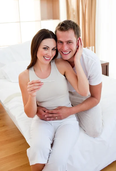 Casal apaixonado descobrindo resultados de um teste de gravidez — Fotografia de Stock