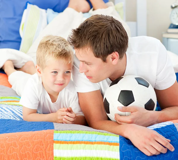 Aufmerksamer Vater und sein Sohn spielen mit einem Fußball — Stockfoto