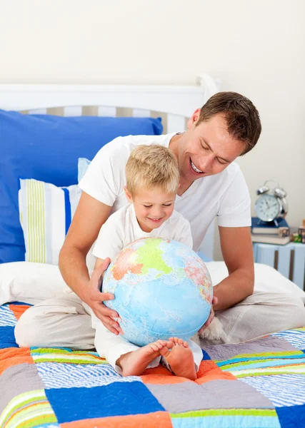 Śmiech ojca i syna, patrząc na globu ziemskiego — Zdjęcie stockowe