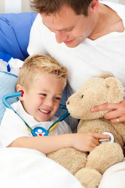 积极的父亲和他生病的儿子玩着听诊器 — 图库照片