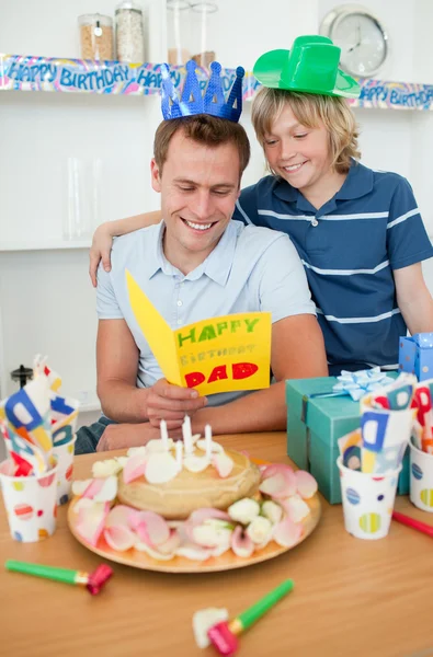 그의 아들과 그의 생일을 축 하 하는 아버지 — 스톡 사진