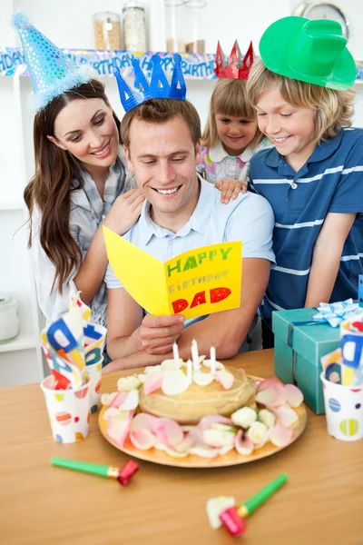 Famiglia felice che festeggia il compleanno di papà — Foto Stock