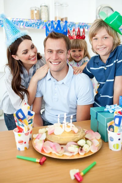 Famille souriante célébrant l'anniversaire du père — Photo
