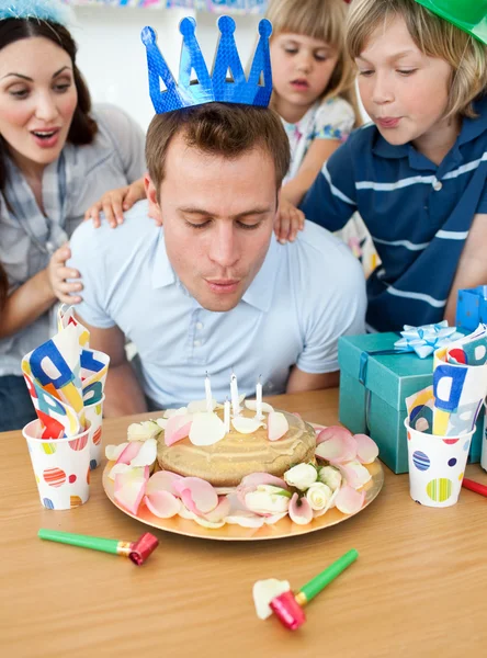 Jubelnde Familie feiert Vatertag — Stockfoto
