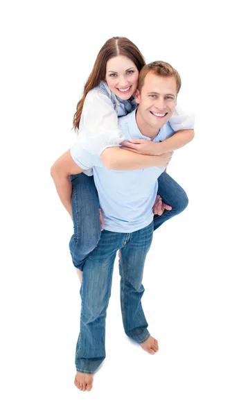 Förtjust par njuter piggyback ride — Stockfoto